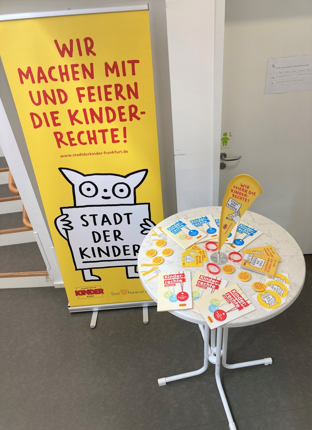 Eingangsbereich mit Präsentationstisch im Kinderzentrum Am Ulmenrück 